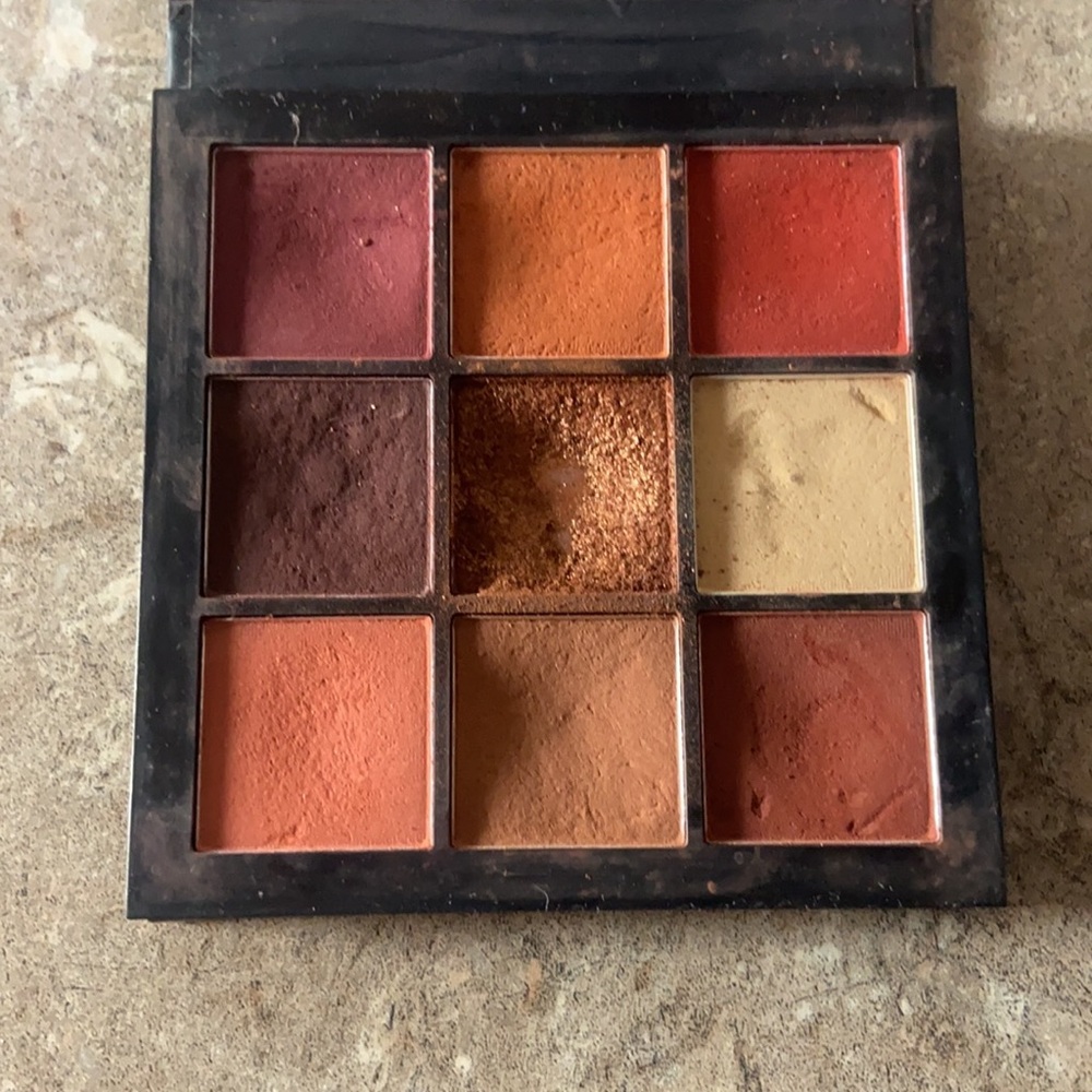 HUDA warm brown obsessions eyeshadow eye pallette